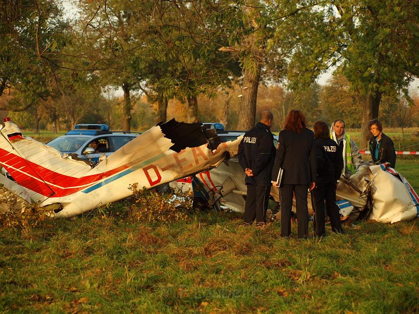 Kleinflugzeug abgestuerzt Sankt Augustin Meindorf P184.JPG